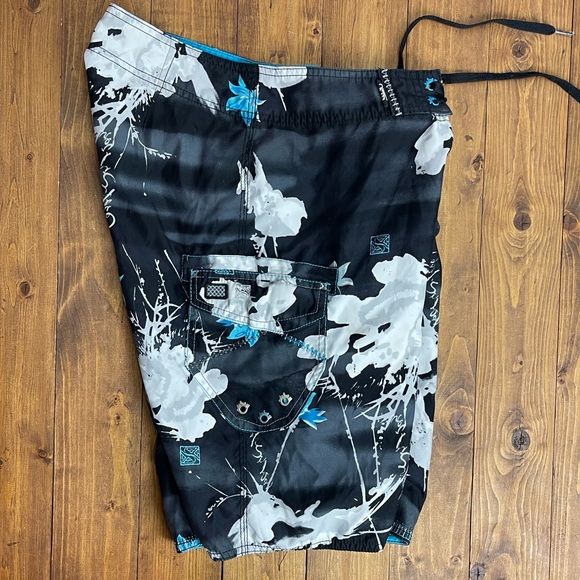 Quicksilver board shorts size 28 - Picture 3 of 6